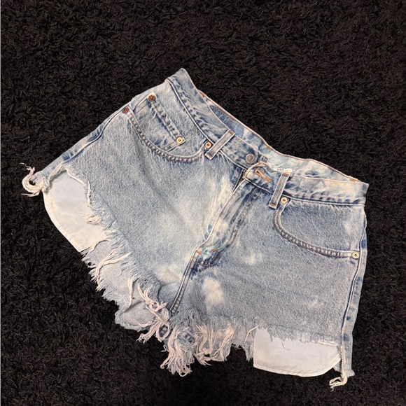LEVI DISTRESSED DENIM SHORTS 550 - Picture 2 of 5